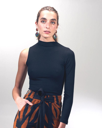 POLERA ASIMÉTRICA NEGRA