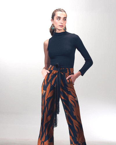 POLERA ASIMÉTRICA NEGRA