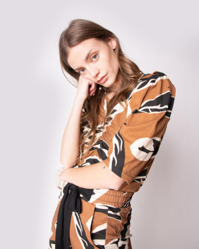 POLERA PIPA ABSTRACT TROPIC